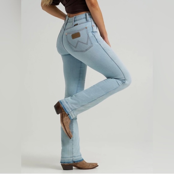 NEW 32X34 Wrangler x Lainey Wilson® Ladies' Boot Hugger Jeans in Bleach - Picture 1 of 11